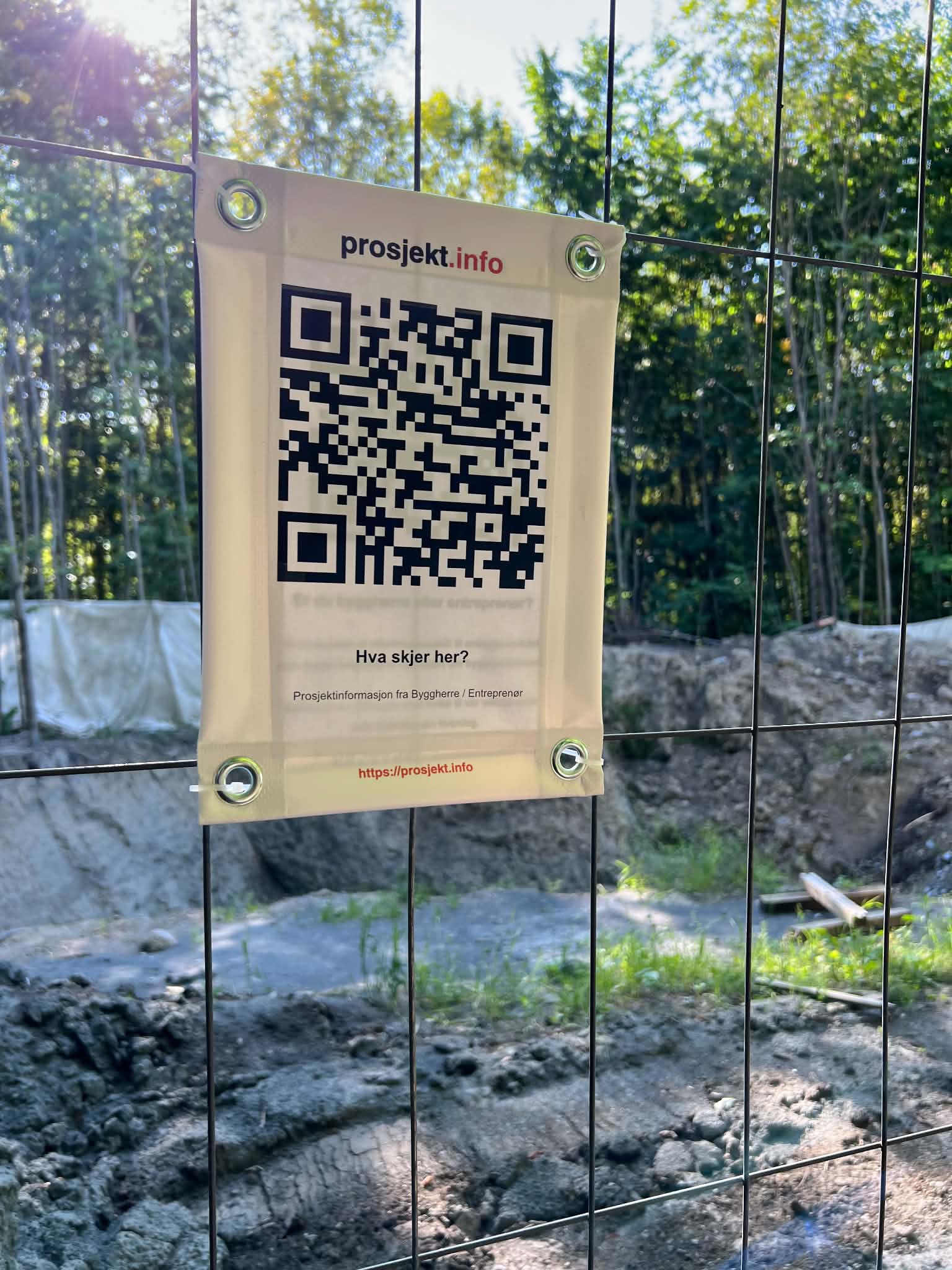 Nærbilde av skiltet med prosjekt.info-logo og QR-kode